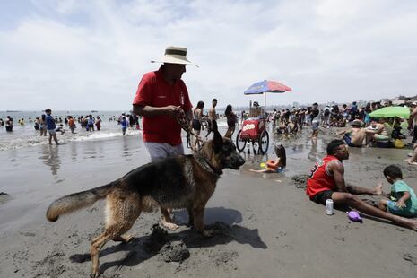 Alta concurrencia marca la celebración de Año Nuevo en la playa Agua Dulce (GALERÍA)