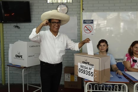 Candidato presidencial Roberto Sánchez votó en San Borja (FOTOS)