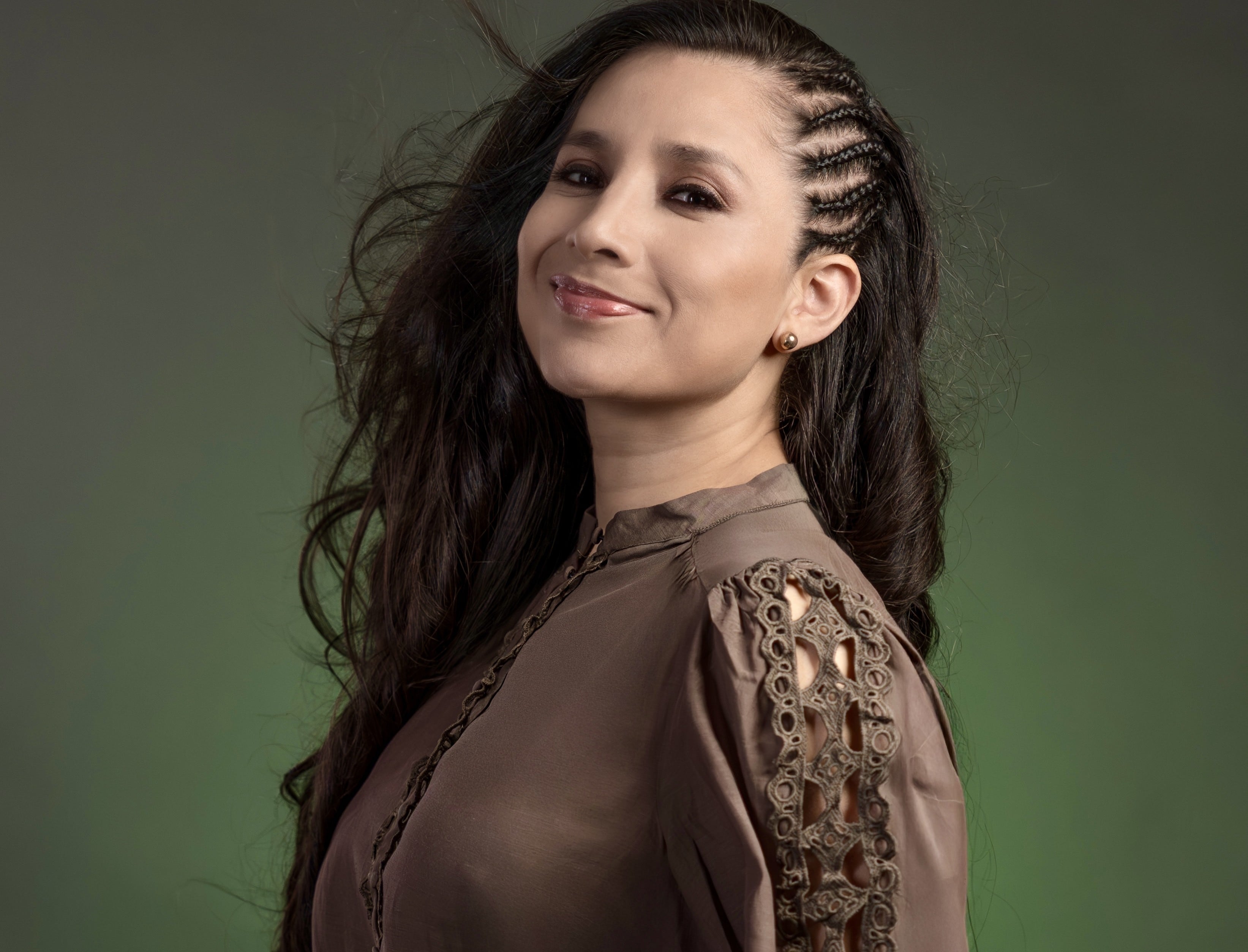 "Vienes", un tema que es un canto de amor, es el más reciente lanzamiento de Damaris, talentosa peruana.