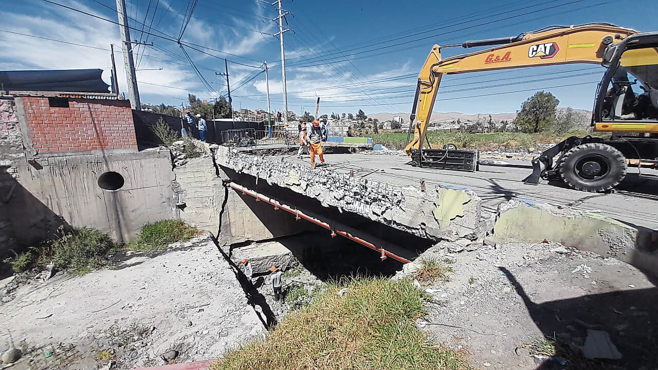 Trabajos iniciales consisten en demoler veredas, ya que no pueden tocar la estructura. Foto: GEC.