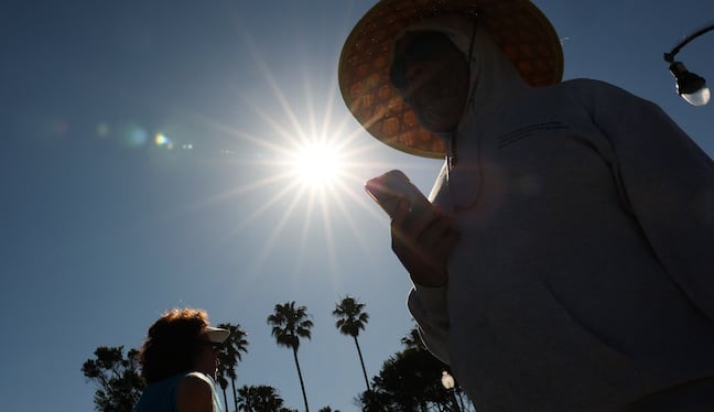 Las alertas y avisos permiten anticipar escenarios de riesgo, pero no significan que un desastre ocurrirá con certeza. ENFEN mantiene en septiembre de 2026 una Alerta de El Niño Costero. (Crédito: Patrick T. Fallon / AFP)