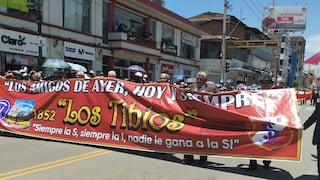 Alumnos y exalumnos isabelinos causan furor durante desfile en Huancayo (FOTOS)