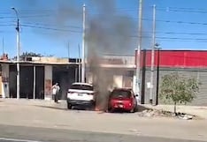 Dos autos se incendian en la Panamericana Sur, en La Joya