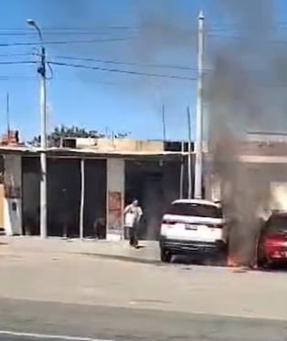 Dos autos se incendian en la Panamericana Sur, en La Joya