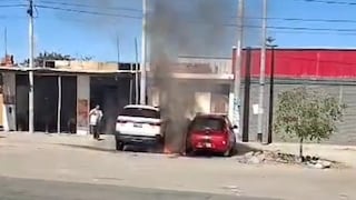 Dos autos se incendian en la Panamericana Sur, en La Joya (VIDEO)