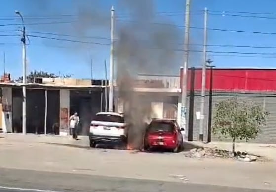 Dos autos se incendian en la Panamericana Sur, en La Joya