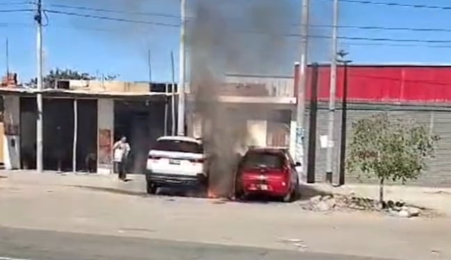 Dos autos se incendian en la Panamericana Sur, en La Joya