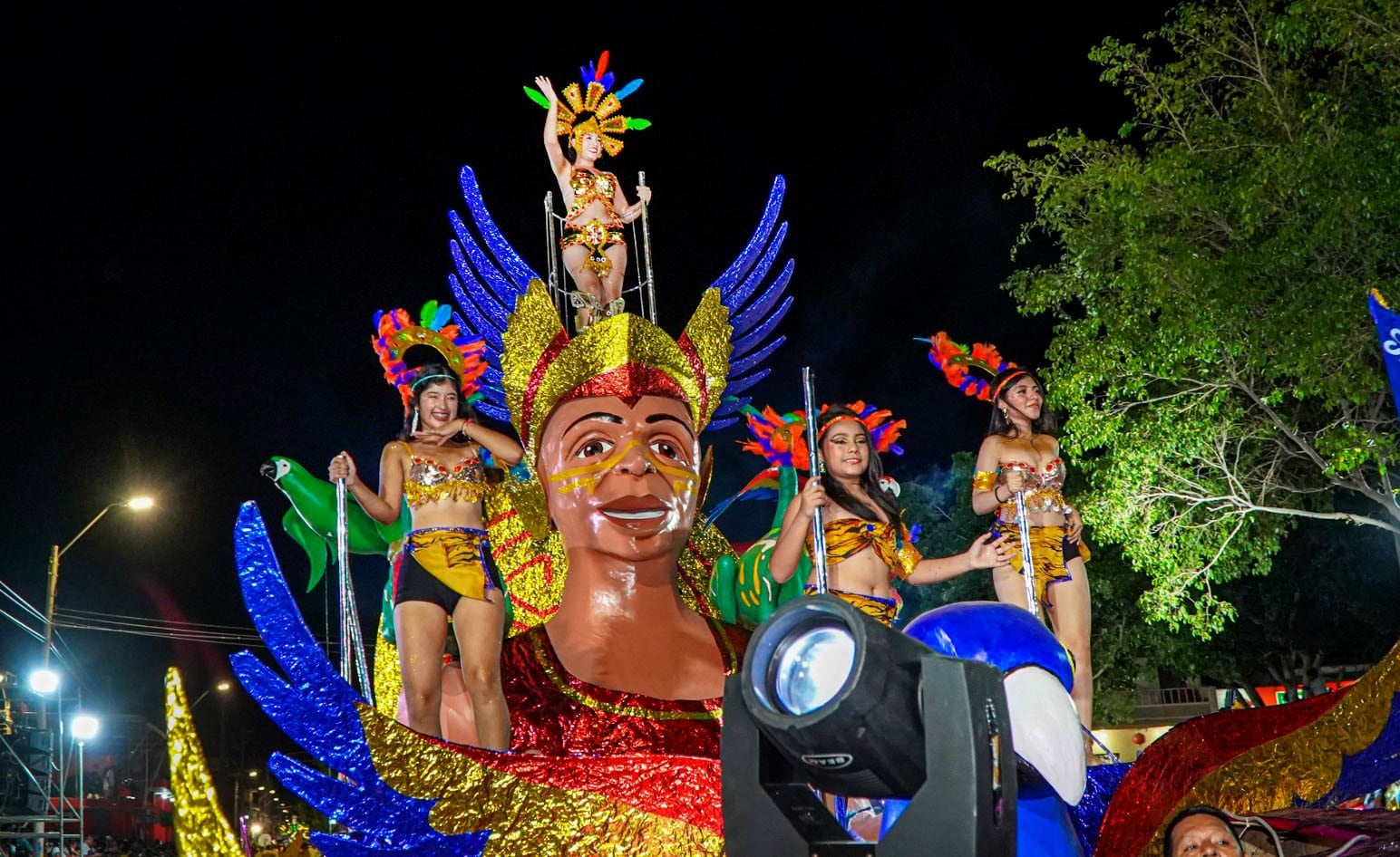 Creatividad, ingenio, danzas y comparsas en grandioso carnaval Bicentenario.
