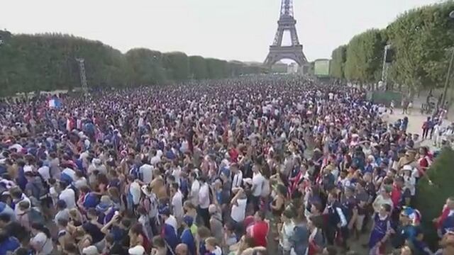 Miles de personas celebran en los Campos Elíseos el título mundial de Francia (VIDEO)