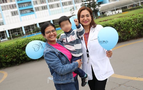 Reducen tumor gigante en rostro y cuello de niño de Arequipa sin cirugía agresiva