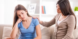 Sentirse escuchado, tener personas de confianza y encontrar espacios de pertenencia son aspectos relevantes durante la adolescencia. Especialistas explican cómo familia, amigos y escuela pueden acompañar esta etapa.