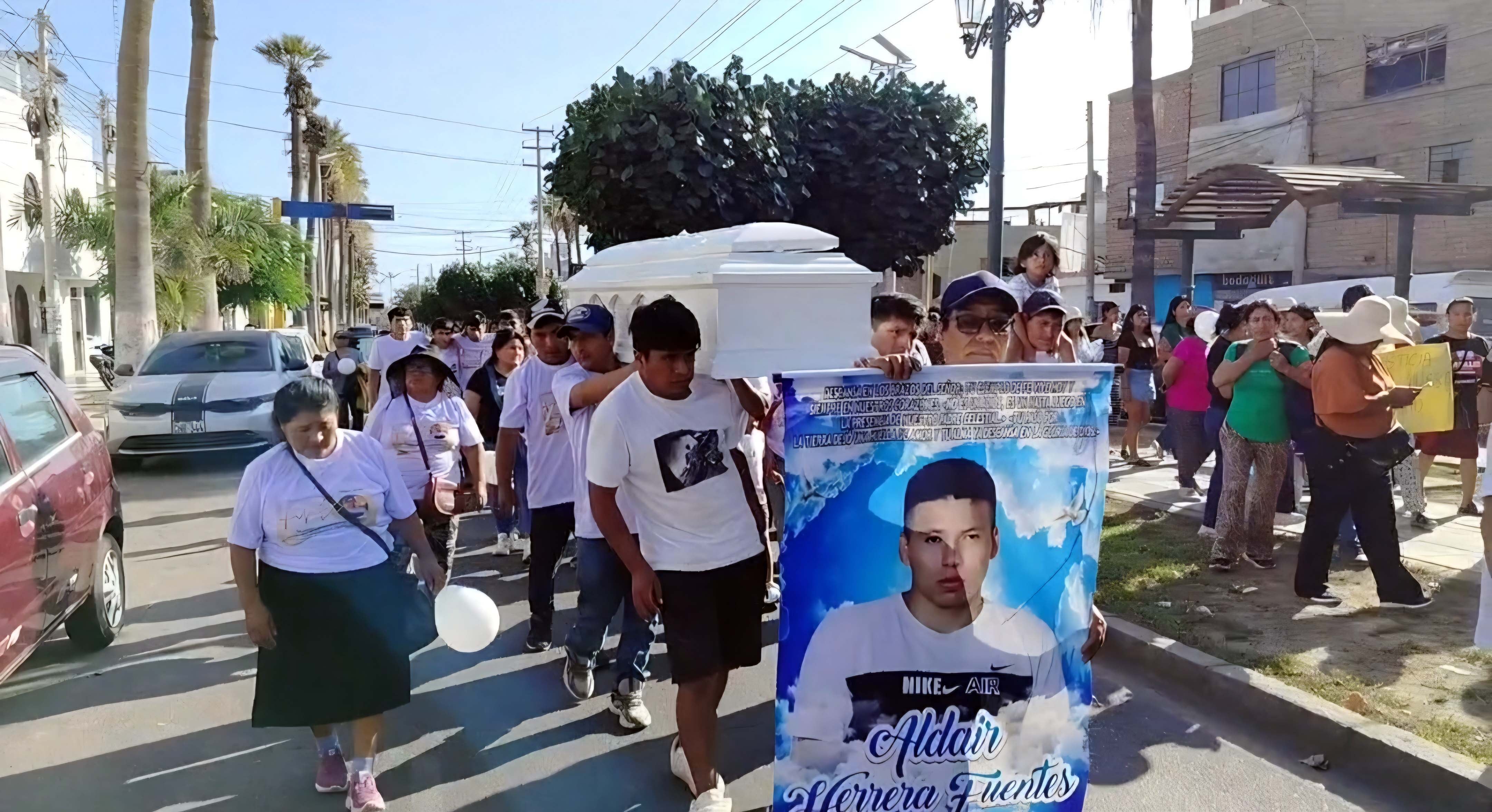 Chincha: deudos de joven obrero de 24 años llevan féretro a la sede del Depincri para exigir justicia