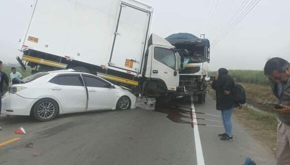 Testigos contaron que el accidente habría ocurrido cuando uno de los camiones intentaba adelantar al otro, invadió el carril contrario y terminó por colisionar con el auto.