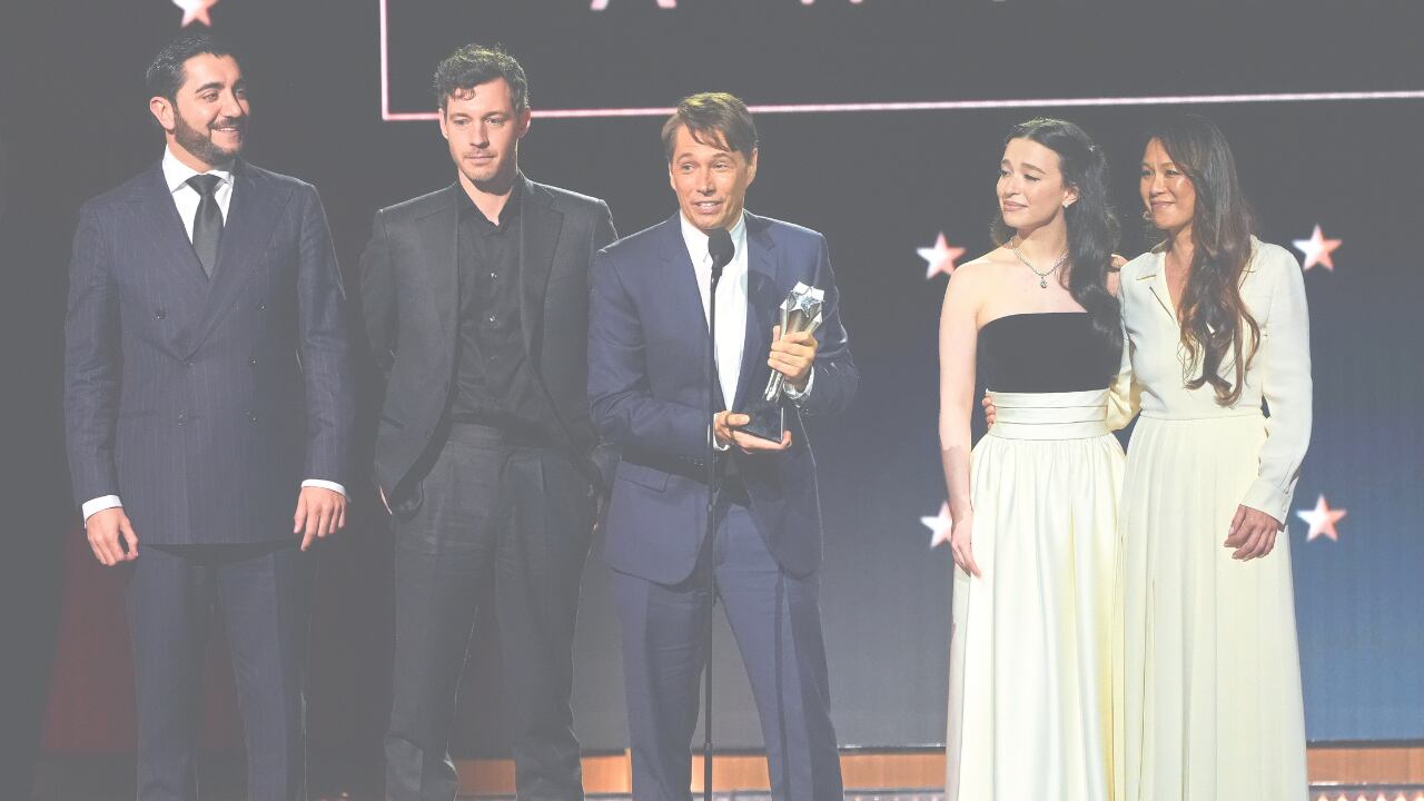 Película que protagoniza Karla Sofía Gascón se llevó tres trofeos y “Anora” causó sorpresa al ser elegida mejor película.