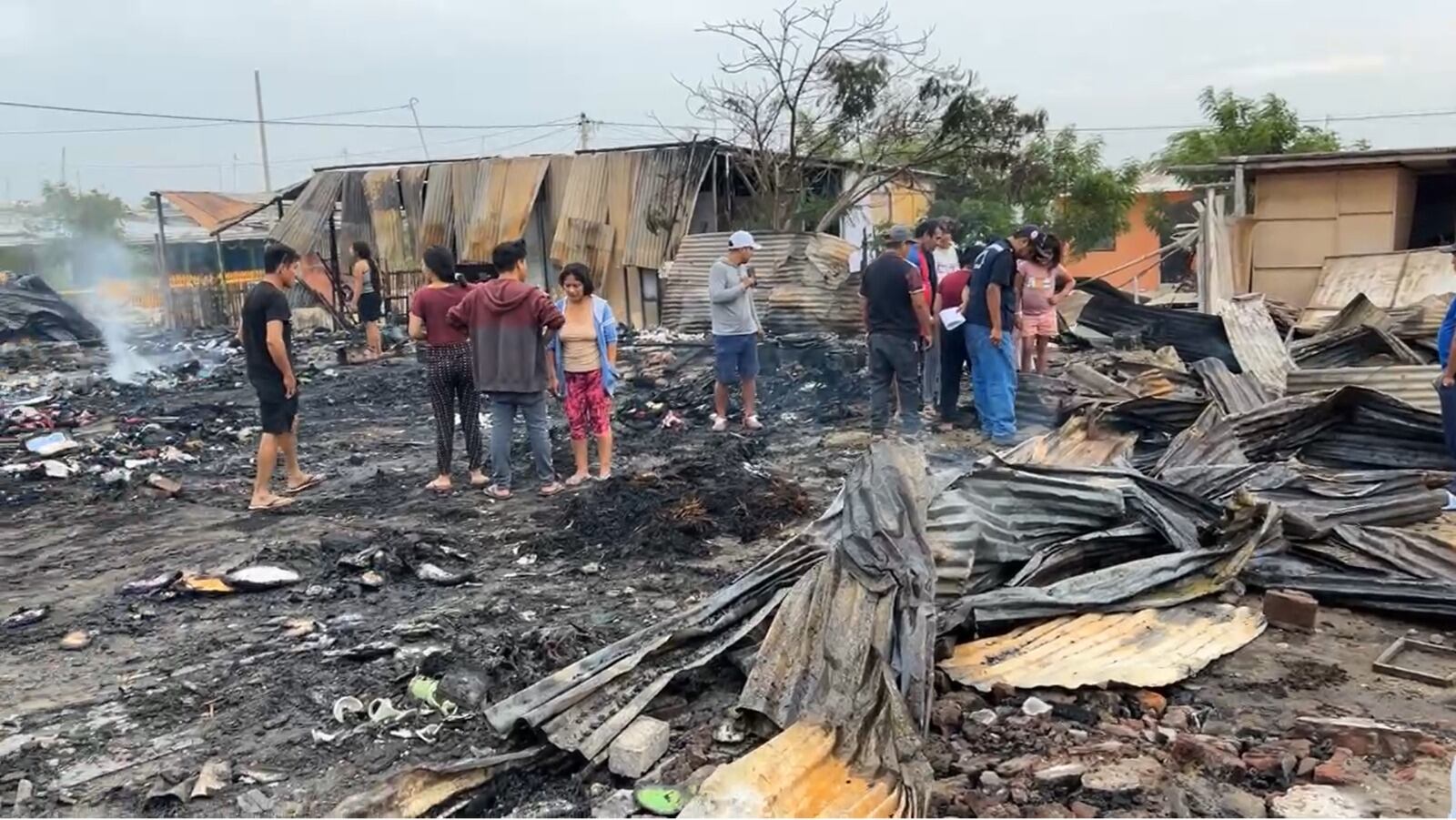 Fuego carbonizó aves de corral y afectó una mototaxi y artefactos. Vecinos esperan la ayuda de las autoridades.