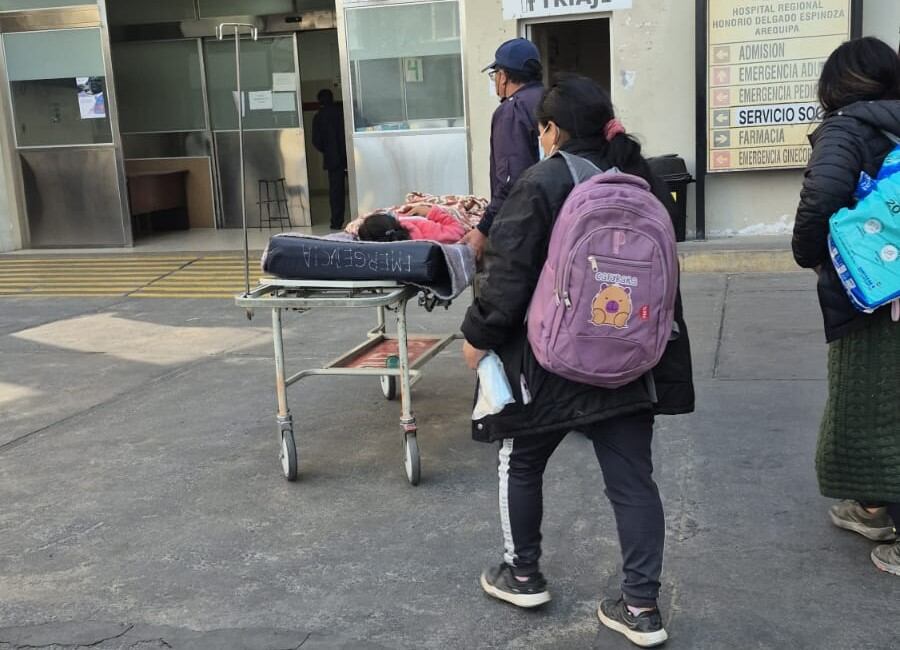 Hermanitas ingresaron al área de emergencia del hospital Honorio Delgado. Foto: GEC