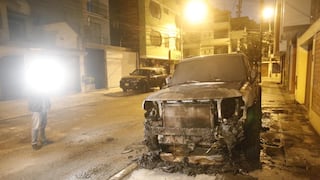 Incendian camioneta de empresario frente a su vivienda en Los Olivos