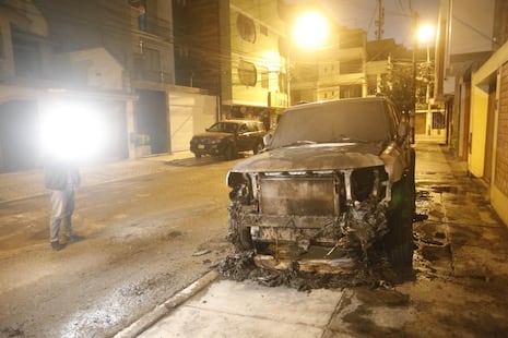 Incendian camioneta de empresario frente a su vivienda en Los Olivos