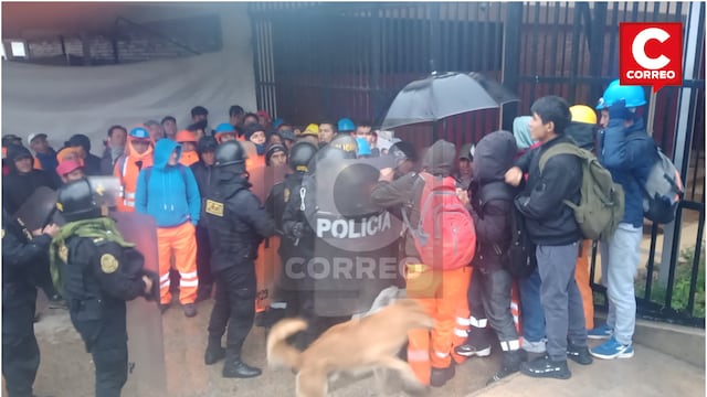 Trabajadores de construcción civil cierran con alambres las puertas del Gobierno Regional de Junín (VIDEO)
