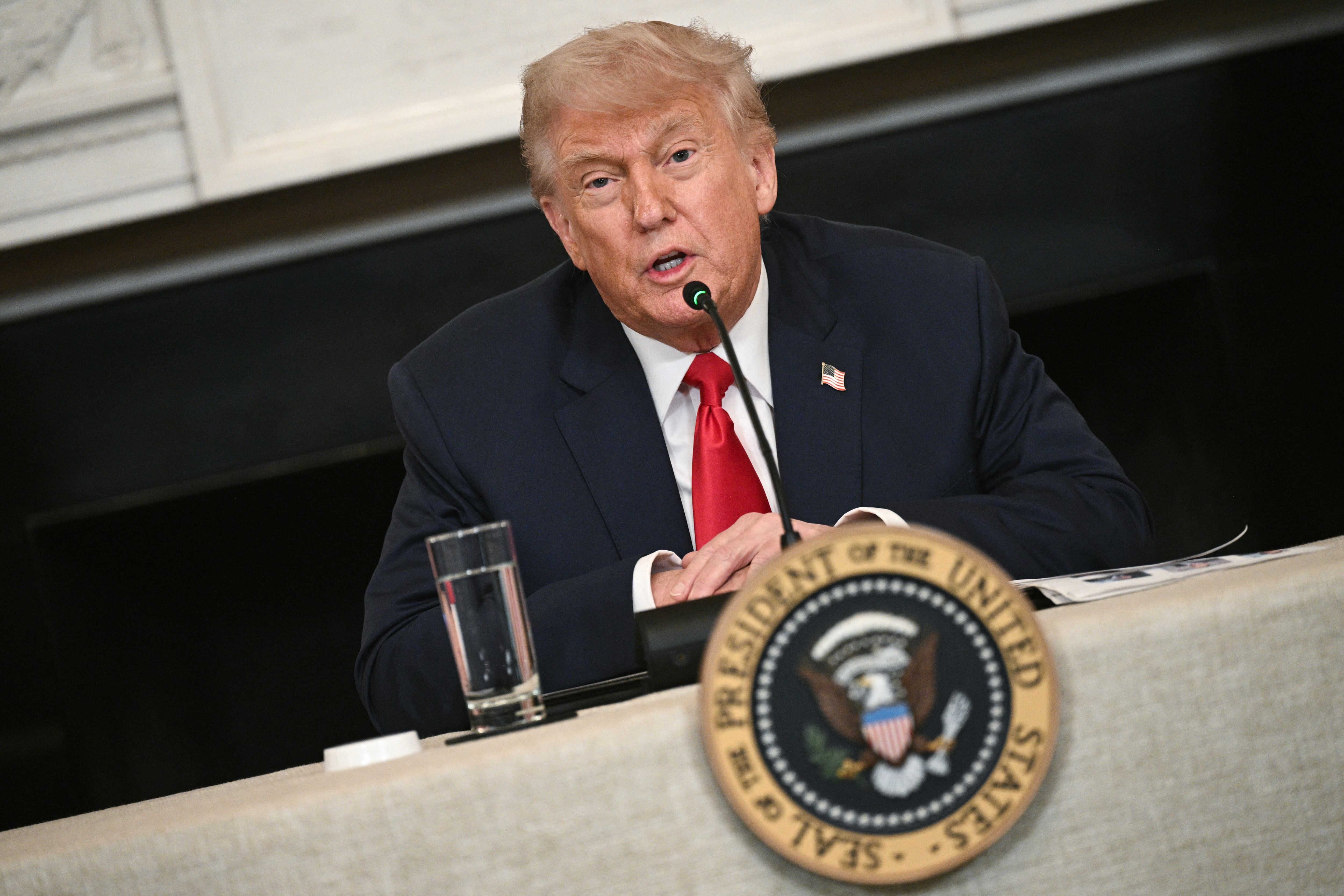 El presidente de EE.UU., Donald Trump, afirmó que podría recurrir a la Ley de Insurrección de 1807 para reprimir las manifestaciones contra las redadas migratorias en California. La ciudad de Los Ángeles vive su quinto día de disturbios. (Foto: AFP)