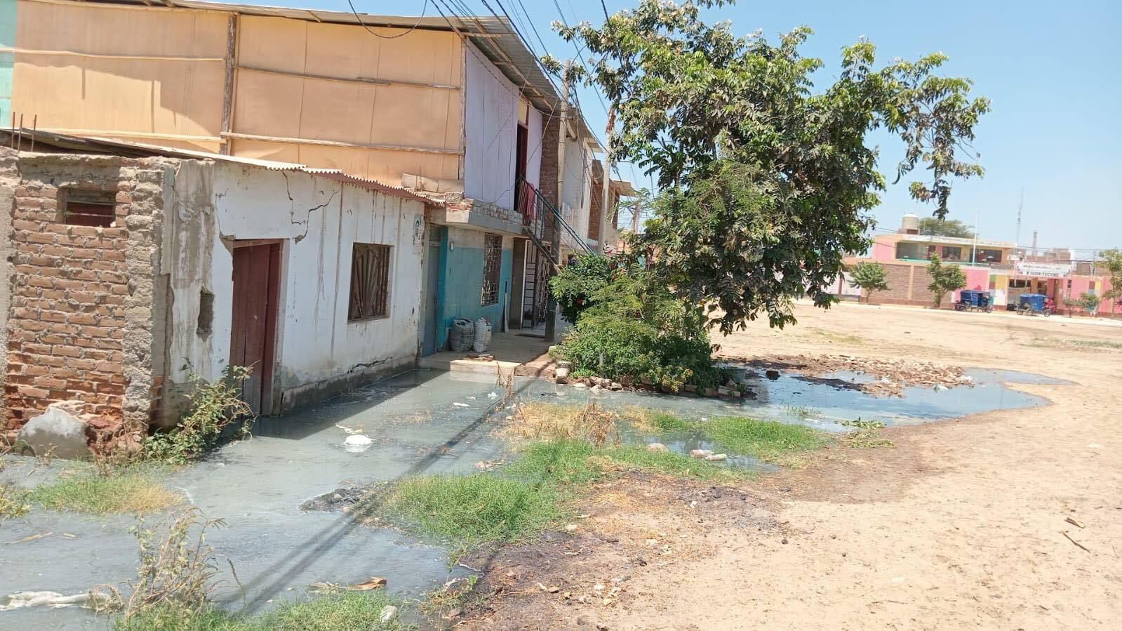 Los colapsos de desagües se registran en viviendas y en el patio del plantel.