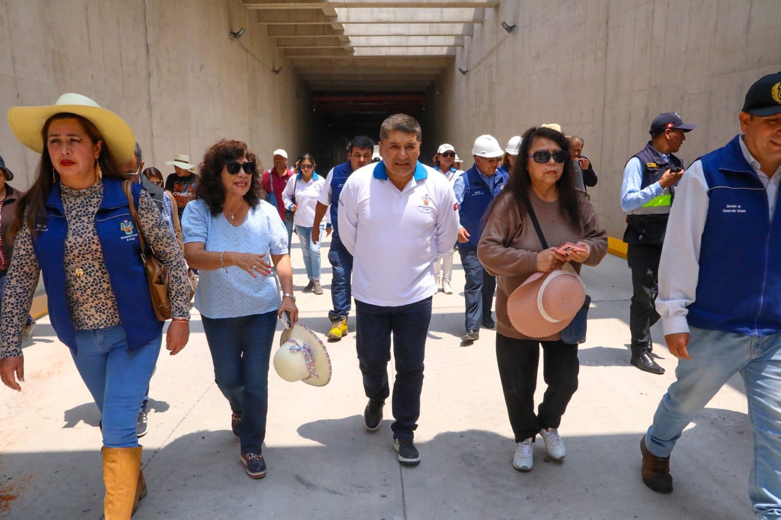 Alcalde Víctor Hugo Rivera junto a vecinos en obra Bicentenario. (Foto: Difusión)