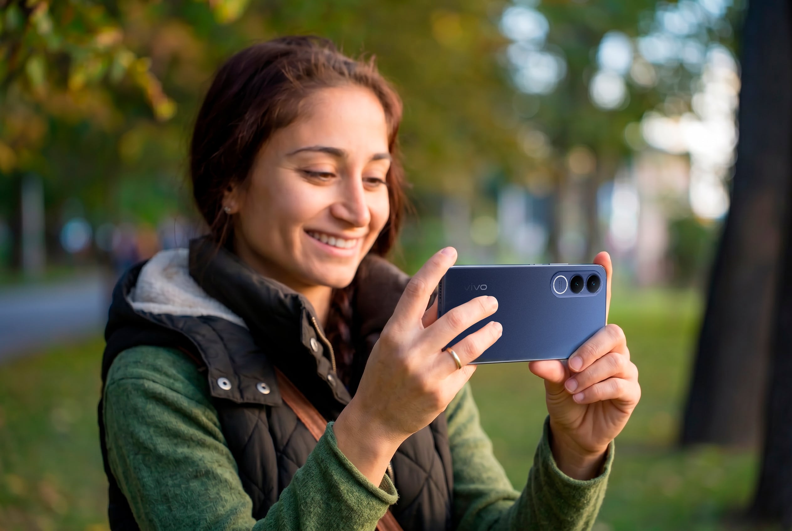 La capacidad de capturar detalles a distancia, obtener retratos más naturales y fotografiar eventos con mayor precisión ha convertido al teleobjetivo en una de las funciones más valoradas de los smartphones modernos.