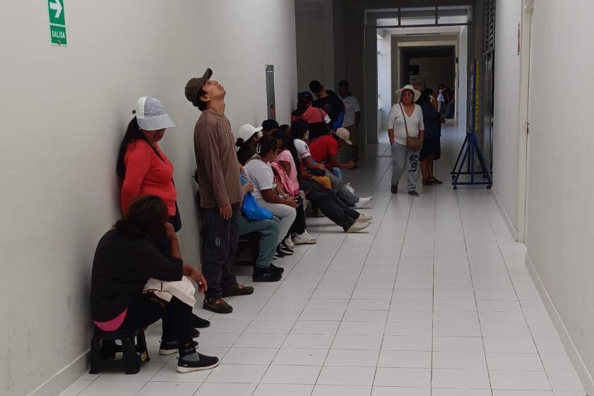 Pese a que pacientes esperan desde tempranas horas para alcanzar un cupo, la atención se menguó el 2 de noviembre. (Foto: Difusión)