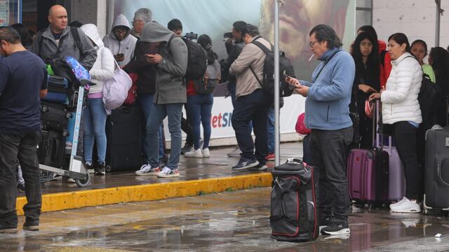 Aeropuerto de Arequipa sin capacidad para atención, pasajeros esperaron horas en lluvia (VIDEO)