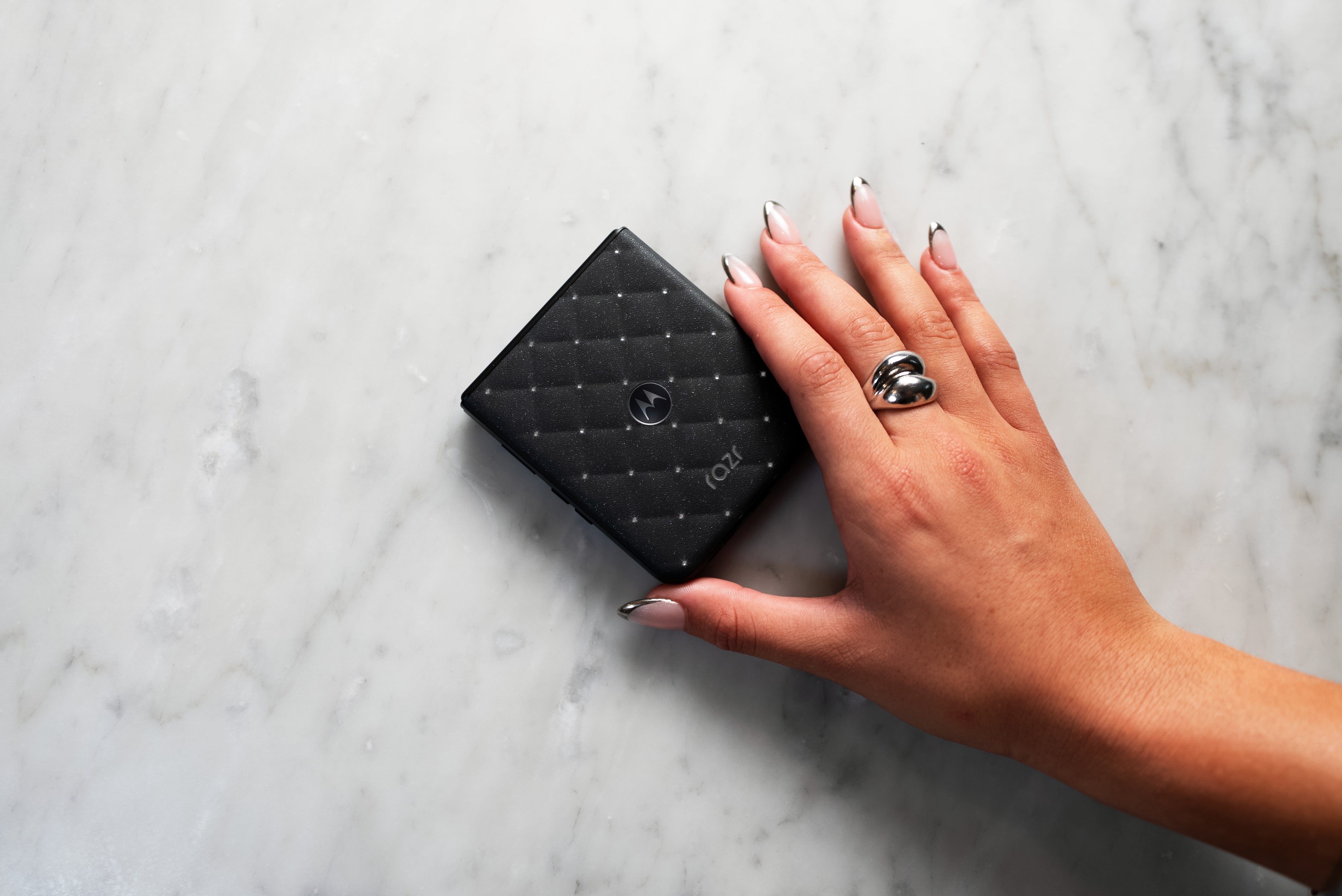 El nuevo smartphone plegable de Motorola llega al mercado peruano como parte de la Brilliant Collection. Incorpora cristales Swarovski colocados a mano, una pantalla externa de 3,6 pulgadas y un sistema de cámaras de 50 megapíxeles.