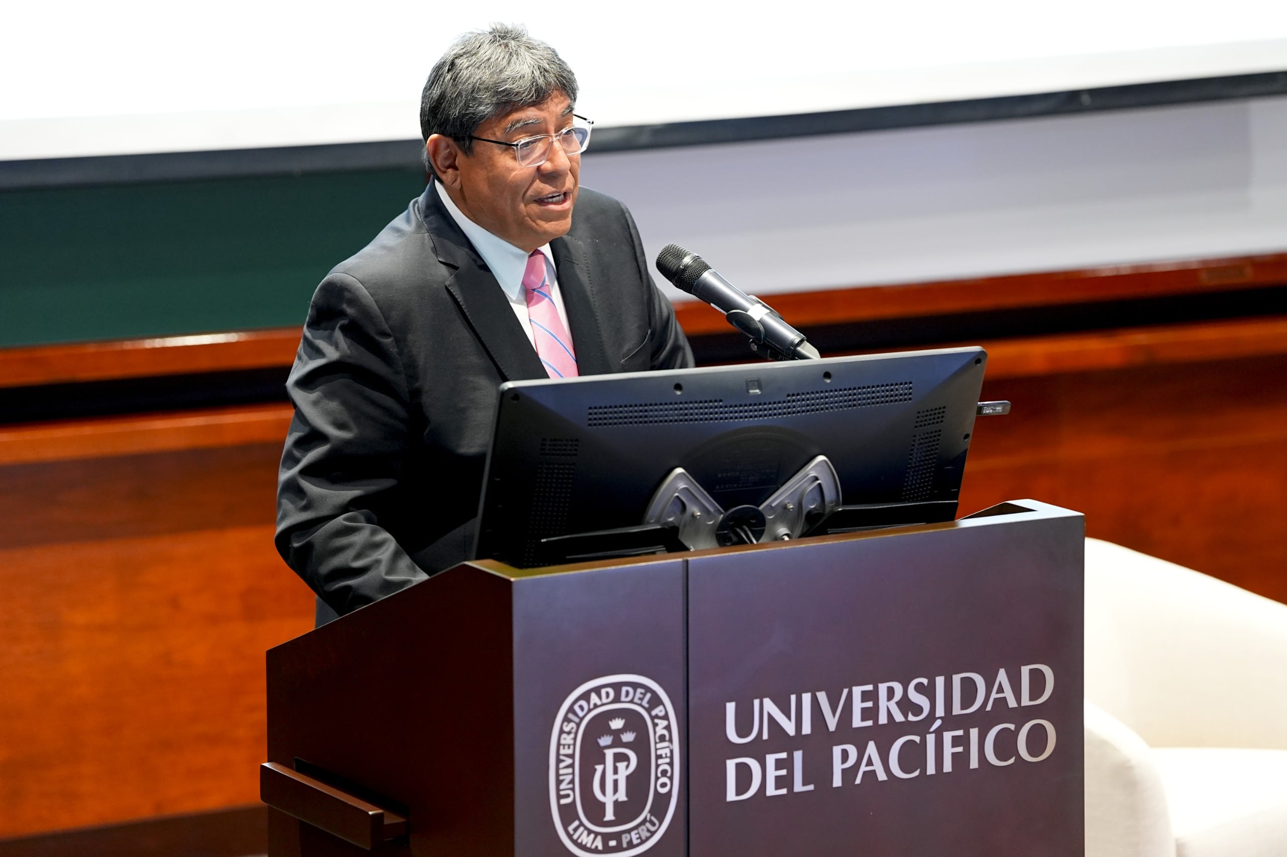 Ministro de Economía y Finanzas, Elmer Cuba, adelantó que el Gobierno prepara medidas de política fiscal para evitar que la economía peruana se enfríe. (FOTO: Difusión).
