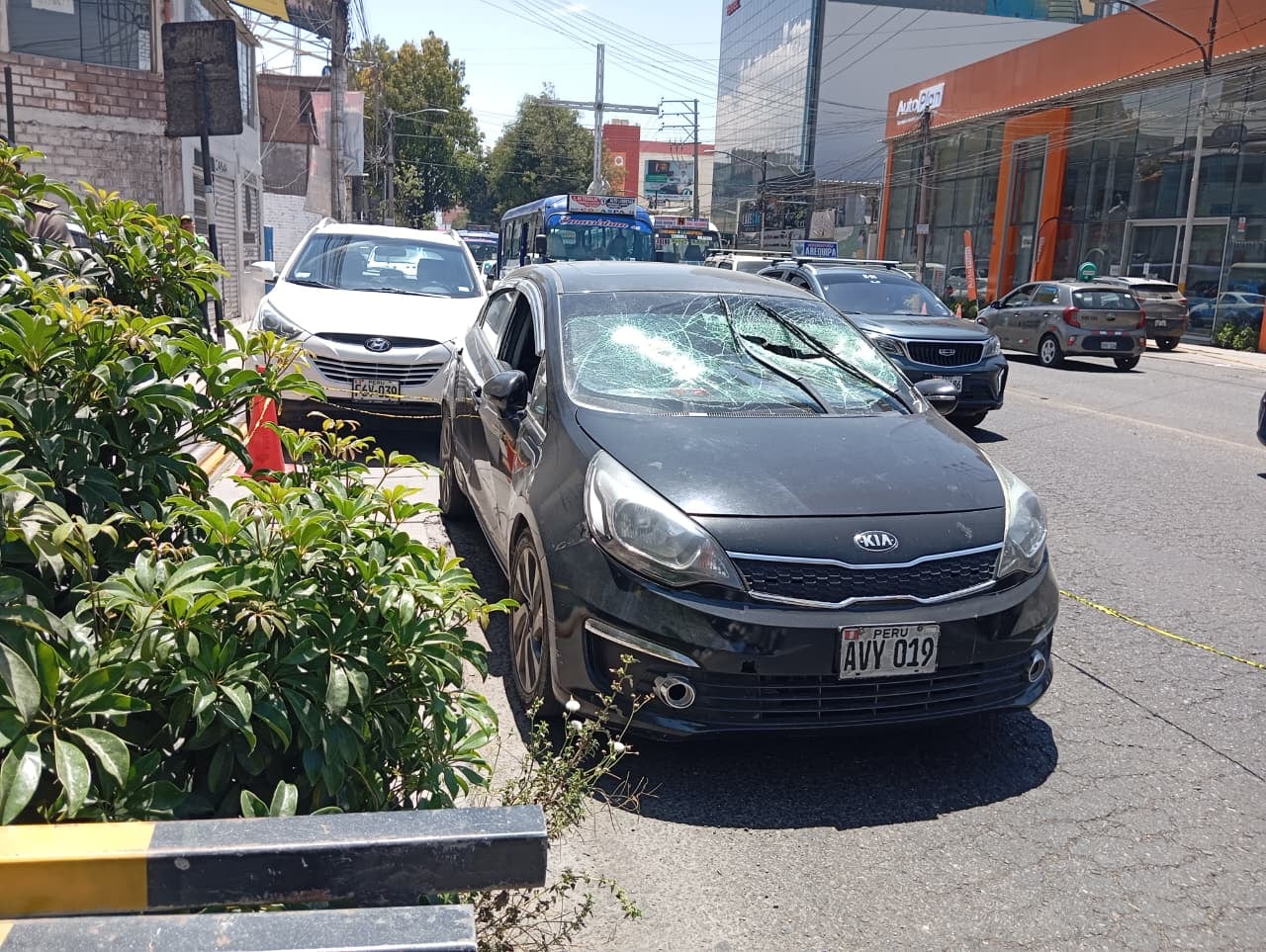 Automóvil abandonado en la avenida Ejército. Foto: PNP.