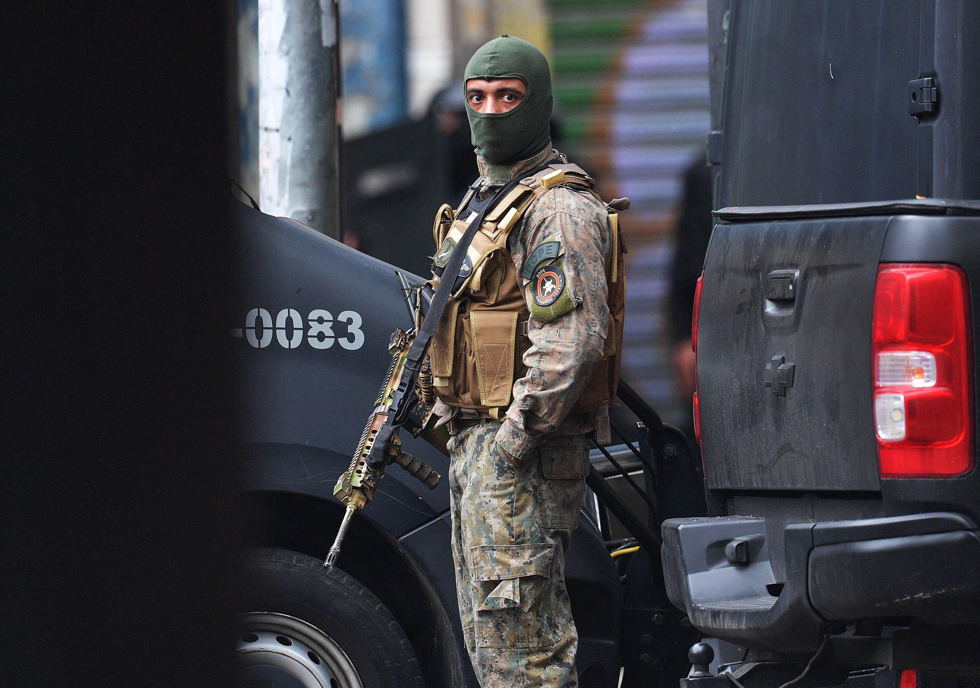 Un miembro de las fuerzas especiales de Brasil, BOPE, hace guardia durante una situación de rehenes en la que un hombre tomó a cinco personas en Río de Janeiro, Brasil, el 29 de noviembre de 2019. (Foto referencial, CARL DE SOUZA / AFP).