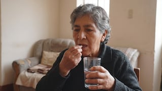 Minsa advierte: automedicar a personas con Alzheimer aumenta riesgo de caídas y fracturas