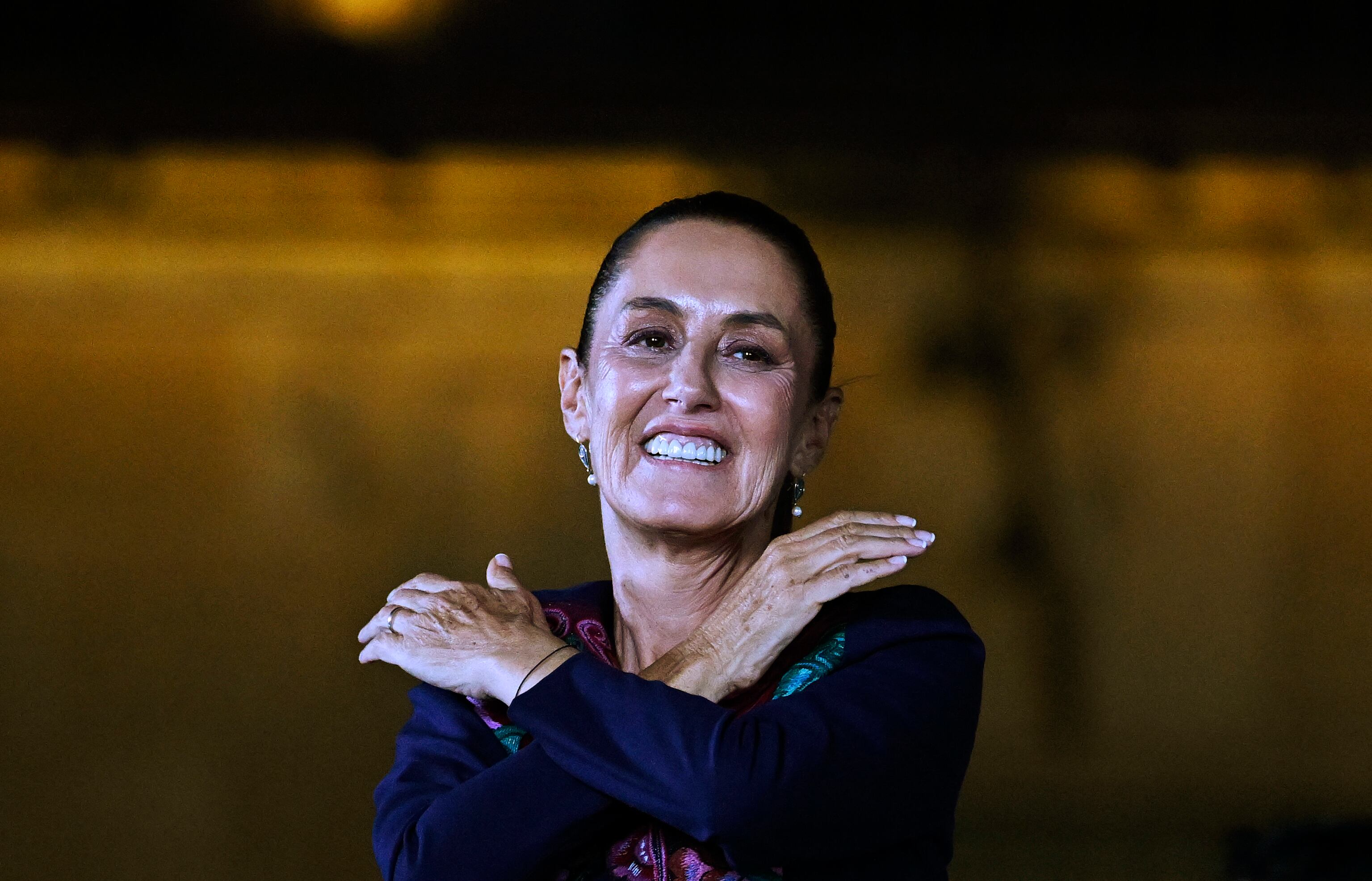 La candidata presidencial de México por el partido Morena, Claudia Sheinbaum, celebra tras los resultados de las elecciones generales en la Plaza Zócalo de la Ciudad de México, el 3 de junio de 2024. (Foto de Alfredo ESTRELLA/AFP)
