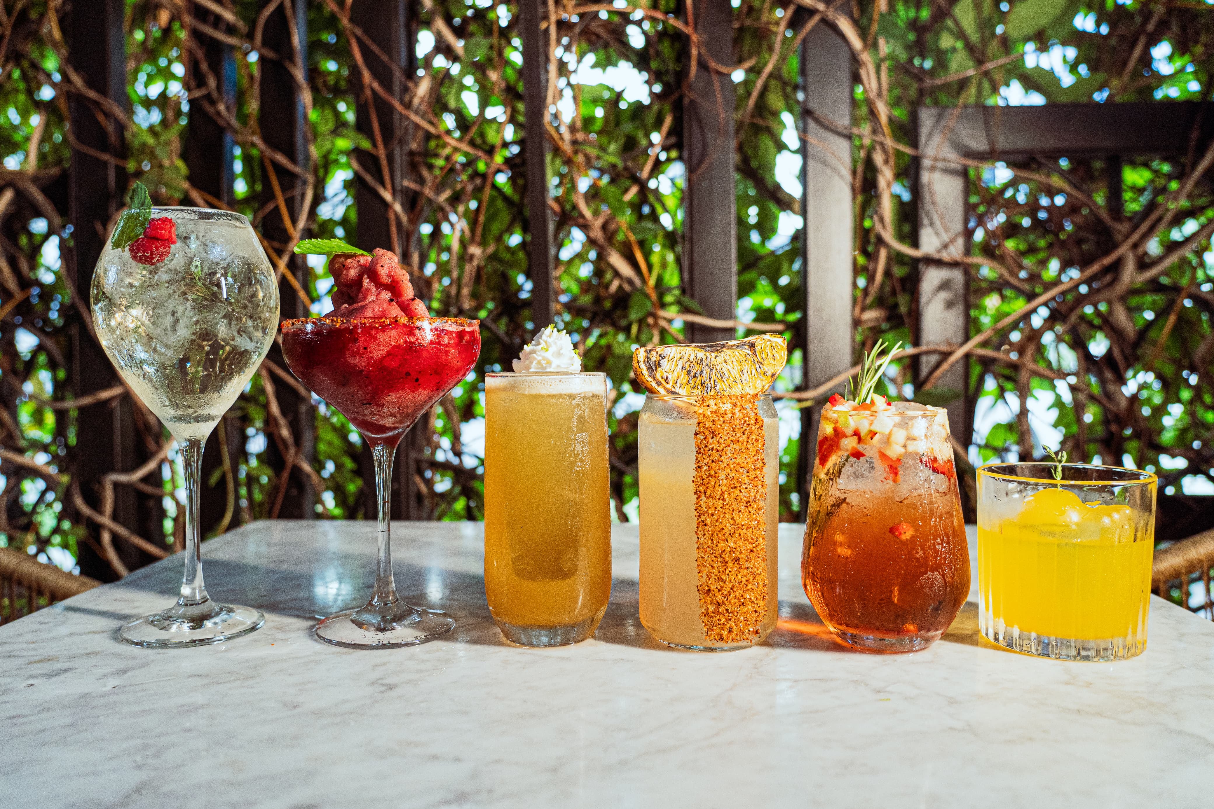 Seis cócteles de autor inspirados en frutas tropicales y especias exóticas, junto a una innovadora selección de piqueos de barra, elevan la experiencia gastronómica de La Cuadra de Salvador a un nuevo nivel de frescura y creatividad.