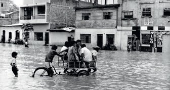 Calles de Tumbes inundadas por El Niño. Casi cien mil viviendas quedaron inhabitables en el norte por los desbordes entre 1982 y 1983.
(GEC ARCHIVO HISTÓRICO)