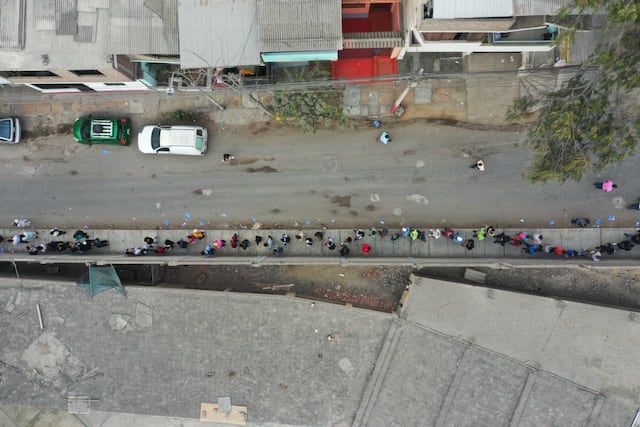 Se apertura las mesas de sufragio en el colegio San Luis Gonzaga de SJM, personas aún tienen quejas por el trabajo del personal de ONPE (Fotos: Julio Reaño/@photo.gec)