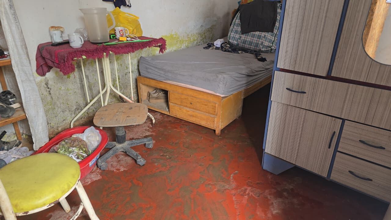 El agua ingresó al dormitorio. Foto: Melanie Pariapaza.