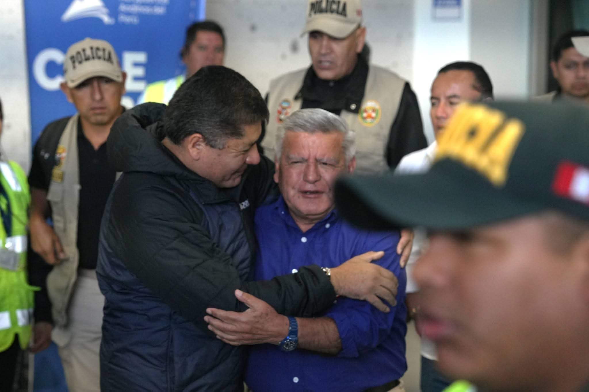 Alcalde de Arequipa, Víctor Hugo Rivera Chávez, recibió en el aeropuerto Alfredo Rodríguez Ballón a César Acuña. Foto: Frase Corta.