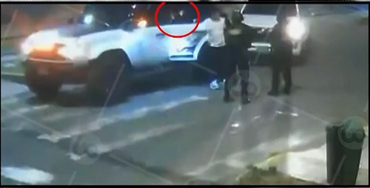 Cuando los policías bajan del auto al empresario Jenss Lara todavía una víctima estaba con vida. Foto: Willax