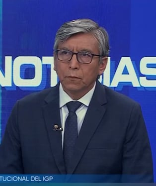 Hernando Tavera explicó que la saturación del suelo en una zona de pendiente originó el movimiento de tierra y advirtió que el riesgo persiste para la población. FOTO: CAPTURA CANAL N.