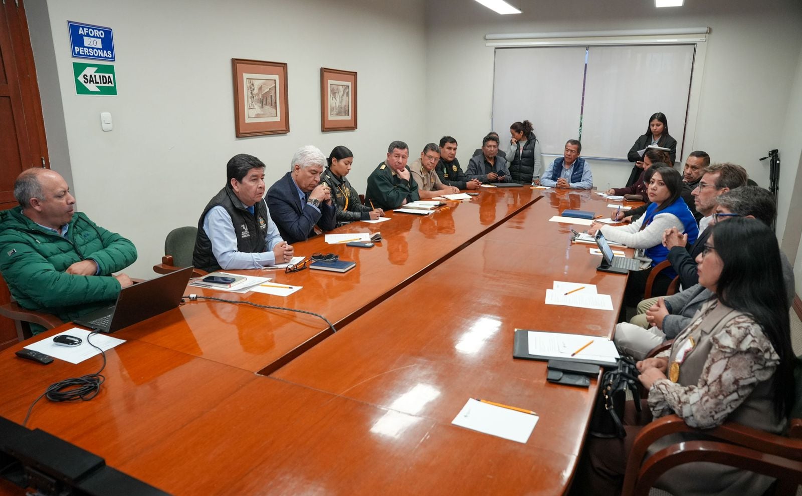 Autoridades y representantes de diferente instituciones se reunieron para analizar el problema del incremento del parque automotor en Arequipa. (Foto: MPA)