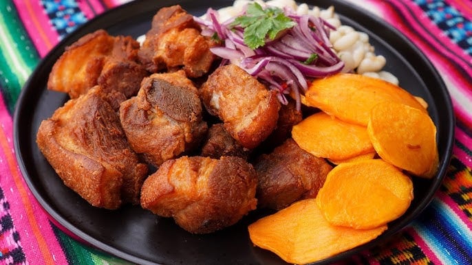 Cada tercer sábado de junio se celebra el Día del Chicharrón de Cerdo Peruano, una fecha que reconoce su valor cultural y su impacto económico en regiones como Arequipa, Lima y Huánuco.