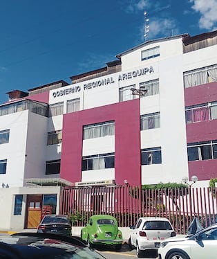La buena pro para el mantenimiento de camionetas y un camión del Gobierno Regional de Arequipa se realiza este jueves. (Foto: Álvaro Figueroa/@photo.gec)