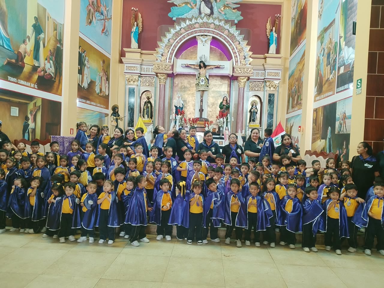 Niños de Pisco llegan al templo Belén para visitar al Señor de La Agonía