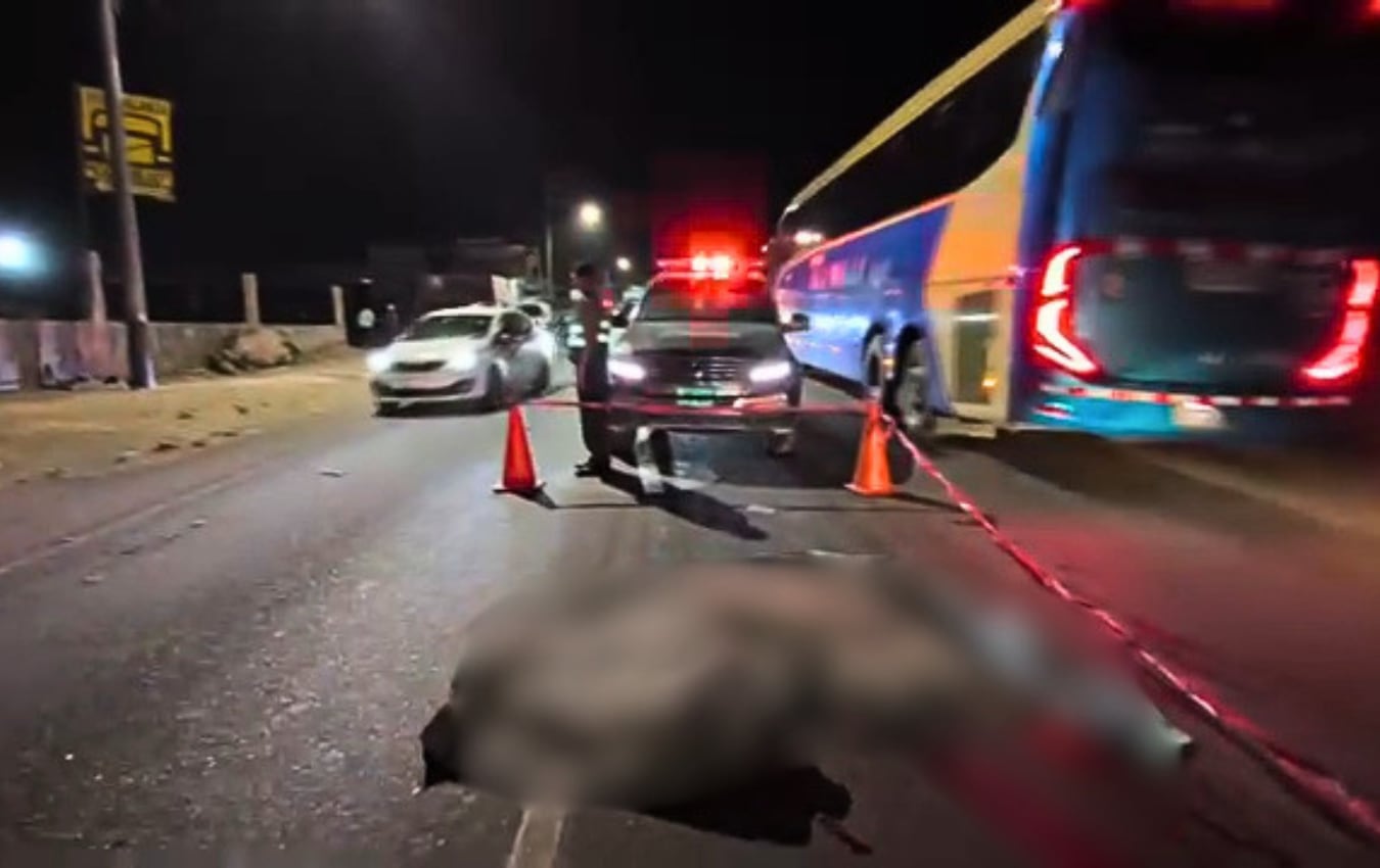 Accidente en la vía Evitamiento, en Cerro Colorado, dejó a un motociclista fallecido. (Foto: Captura de video/Radio Contacto Sur)