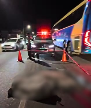 Accidente en la vía Evitamiento, en Cerro Colorado, dejó a un motociclista fallecido. (Foto: Captura de video/Radio Contacto Sur)