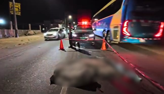Accidente en la vía Evitamiento, en Cerro Colorado, dejó a un motociclista fallecido. (Foto: Captura de video/Radio Contacto Sur)