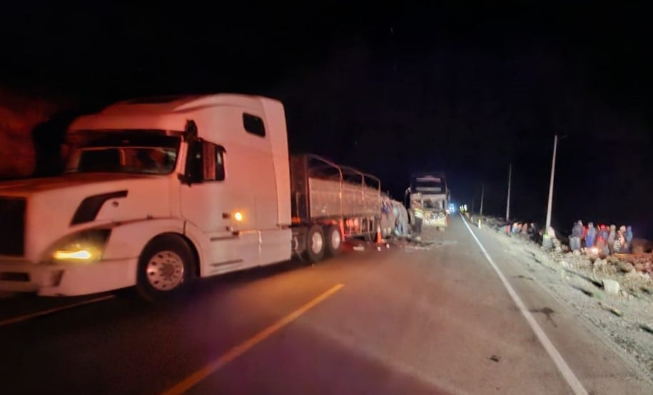 Bus que cubría la ruta de Tacna a Puno se estrelló contra tráiler boliviano